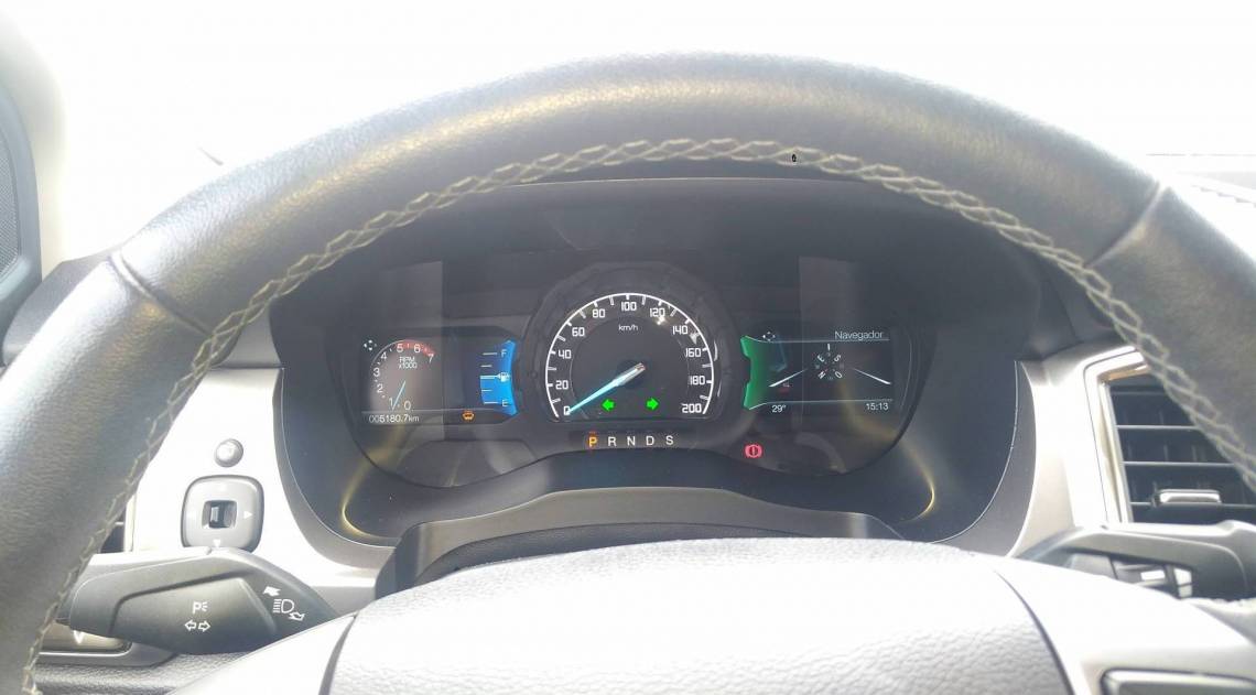 O painel da ranger tem um velocímetro analógico ao centro e duas telas TFT de 4