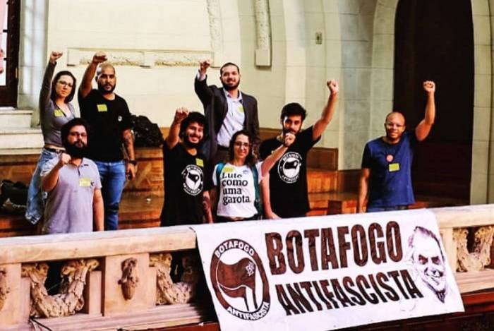 Membros a Torcida Botafogo Antifascista durante a votação do projeto na Alerj que virou lei e permite manifestação em estádios esportivos 