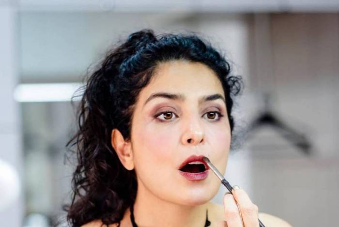 Letícia se arruma para peça - Reprodução