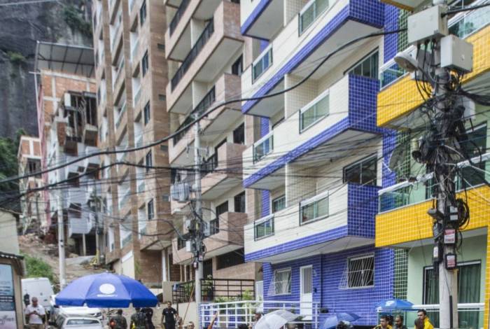 Milicianos atuam na Muzema explorando desde a construção de prédios à segurança do comércio Milicianos atuam na Muzema explorando desde a construção de prédios à segurança do comércio