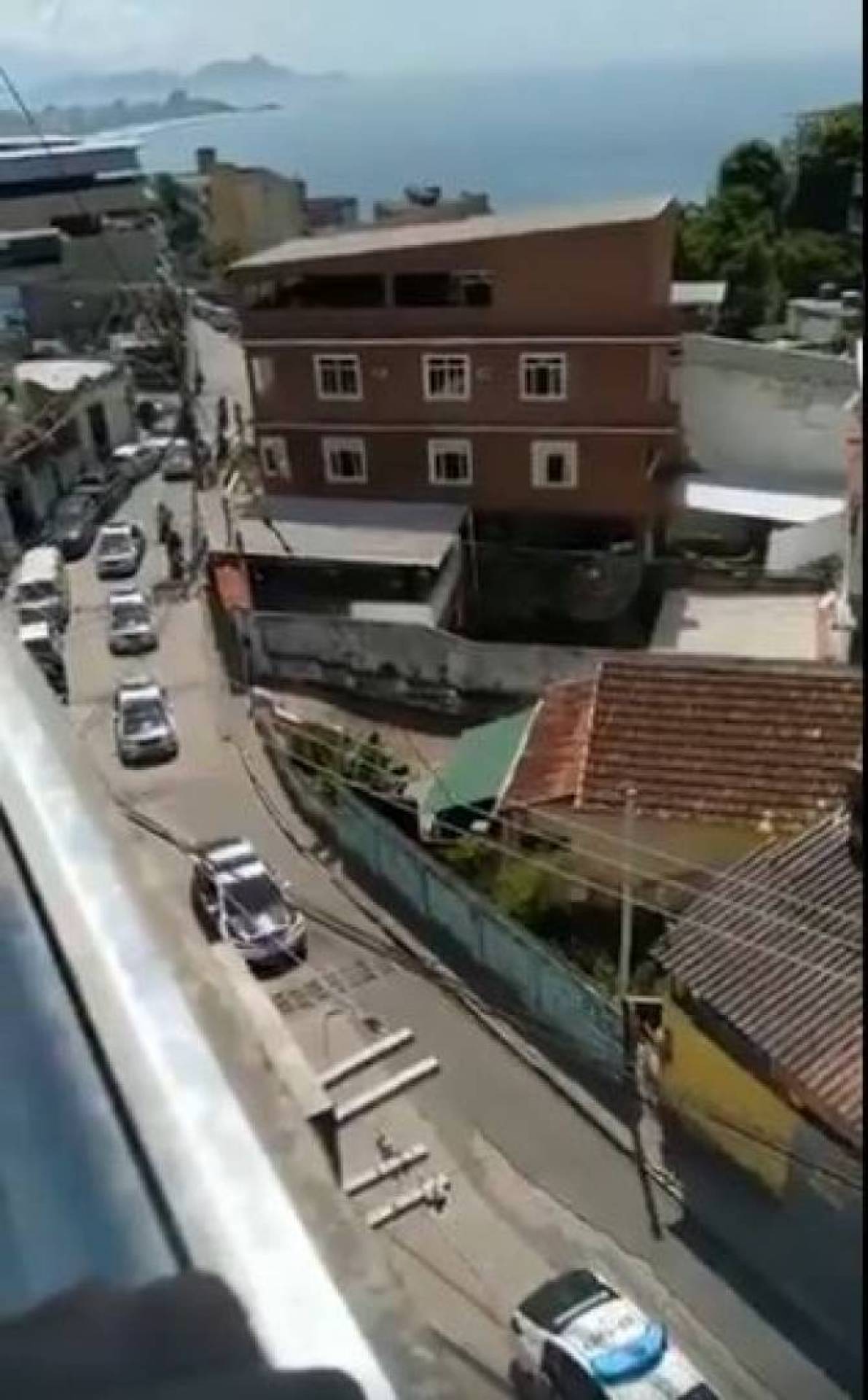 Comboio da Polícia Civil chega à comunidade para realizar perícia no local - Reprodução/Internet