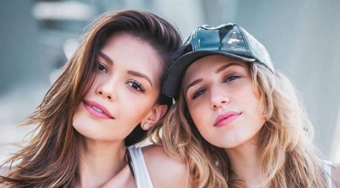 Vit&oacute;ria Strada e a namorada, a diretora Marcella Rica