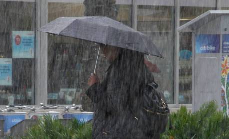 Após caos de vendaval, forte chuva coloca São Paulo em estado de atenção