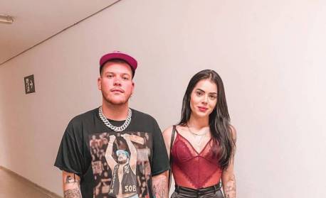 Mulher de Ferrugem assume ser bem resolvida quanto a perdoar traições: 'pra mim é tranquilo'