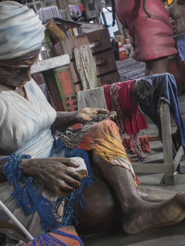 O dia a dia em comunidades estar&aacute; retratado no carro abre-alas da escola da Ilha do Governador