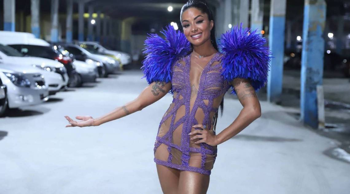 Aline Riscado no ensaio da Vila Isabel