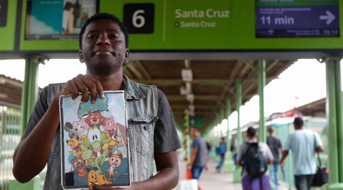 Rio, 24/01/2020, Artista que fica nos vagoes dos trens distribuindo seus desenhos,  na foto Julio, Foto de Gilvan de Souza / Agencia O Dia - Gilvan de Souza / Agencia O Dia