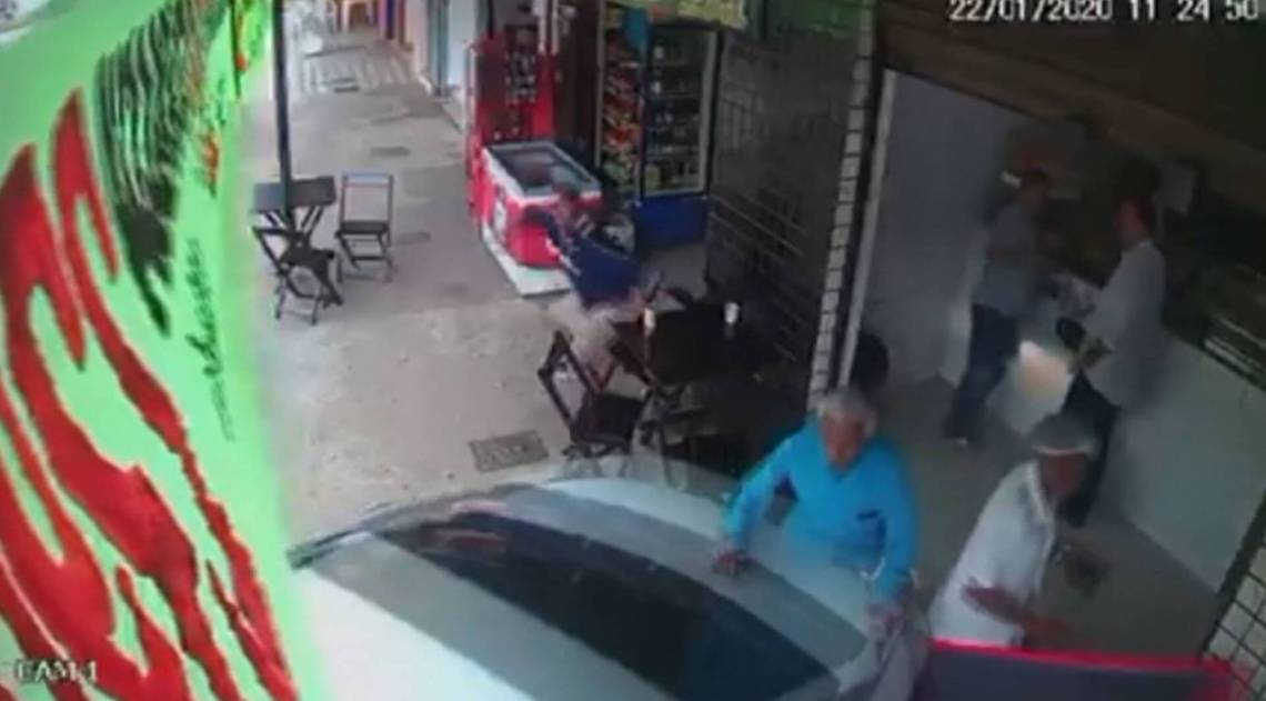 Idoso de 91 anos foi atropelado em lanchonete - Reprodução