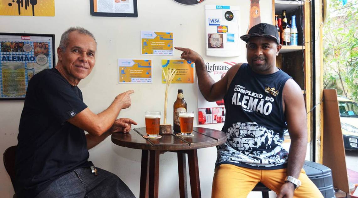 Marcelo Ramos, de 45 anos, e seu sogro, Romualdo, abriram o primeiro bistrô na comunidade do Complexo do Alemão. Para eles, por meio do financiamento, o sonho virou realidade  - Arquivo pessoal 