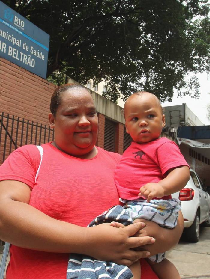 Helenise de Amorim, com o filho Kallian no colo, só não optou pela imunização na rede particular por causa do preço: 'Cerca de R$ 400"