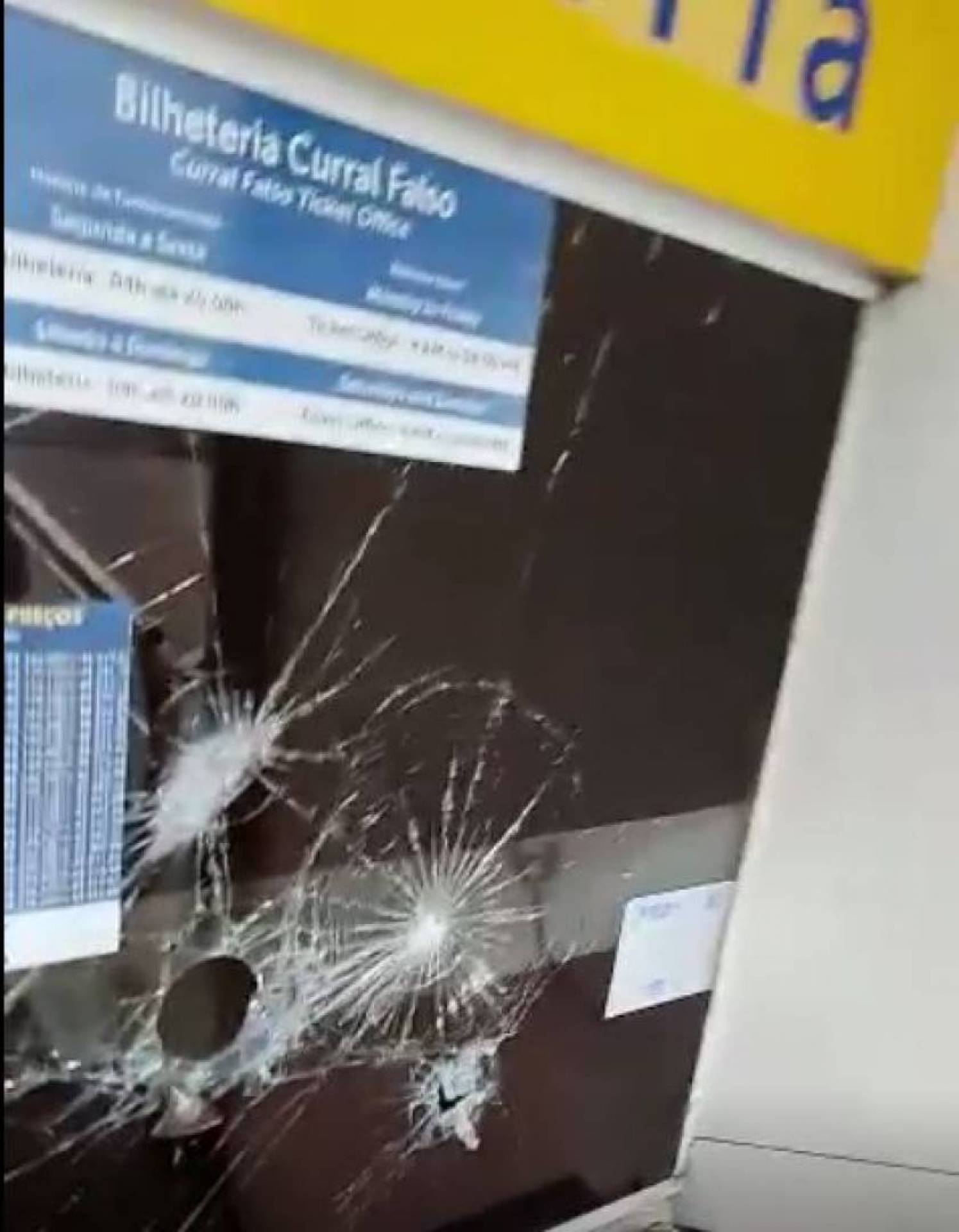 Homem quebra estação de BRT com um pé de cabra - Reprodução / Internet