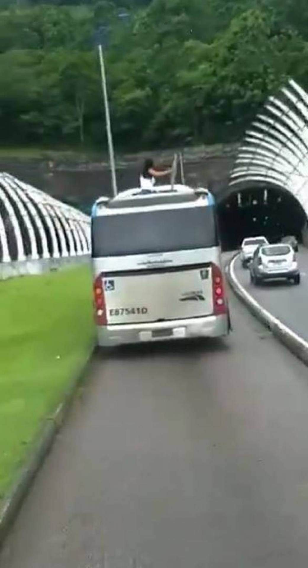 Mulher viaja na parte superior de BRT - Reprodução/Internet