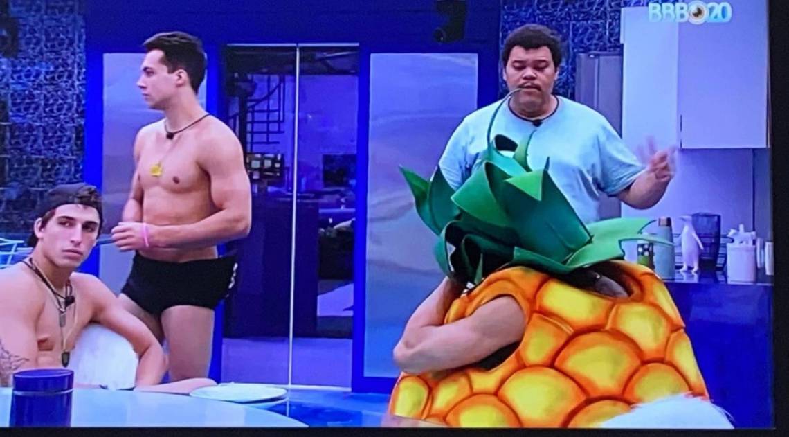 Lucas Chumbo vestido de abacaxi