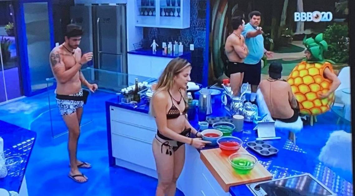 Lucas Chumbo vestido de abacaxi