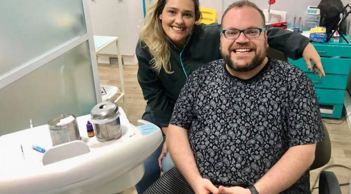 O jornalista e colunista do Meia Hora, Rodrigo Teixeira, foi até Duque de Caxias para fazer tratamento dentário em clínica especializada