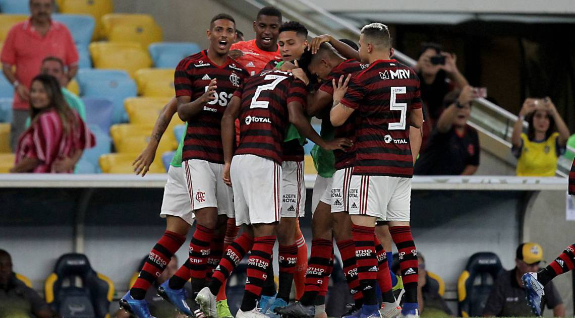 João Lucas comemora com os companheiros o seu primeiro gol como profissional. O lateral teve a colaboração do goleiro, que aceitou o chute - Luciano Belford/Agência O Dia