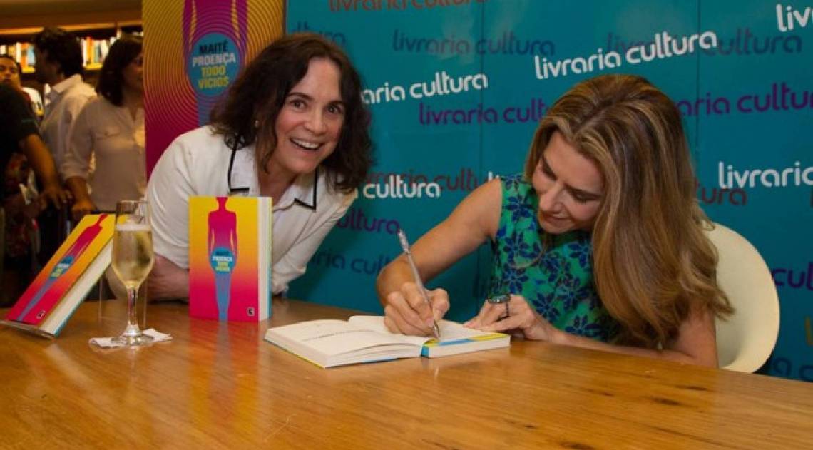 Regina em lan&ccedil;amento de livro de Mait&ecirc; em novembro de 2017