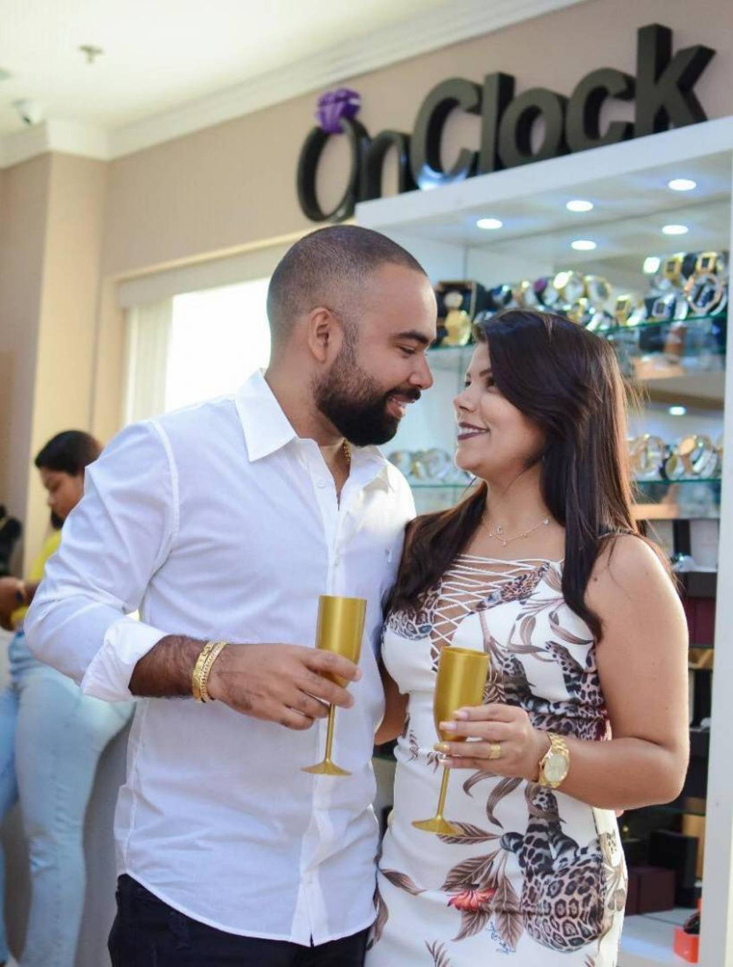O casal de empresários Caroline Medeiros e Darlan Cunha brindaram aos oito anos da On Clock Semijoias - Divulgação