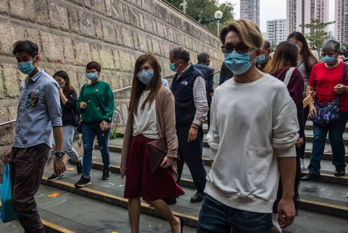 População de Hong Kong se protege da disseminação do vírus