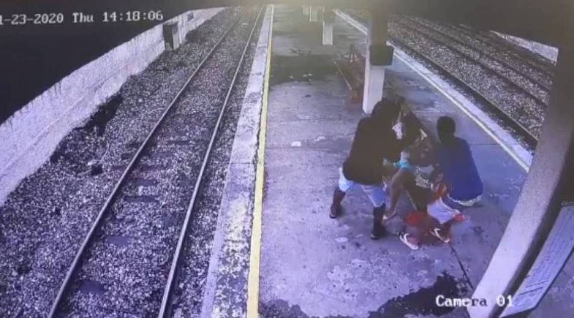 Dois criminosos roubam a bolsa de uma passageira na estação de Sampaio - Reprodução/Internet