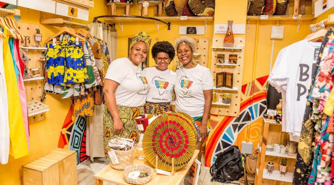 Mônica Cristina Vianna da Silva (de turbante), Marisa Gomes Amoussou (no centro) e Gisele Paixão Balthar
