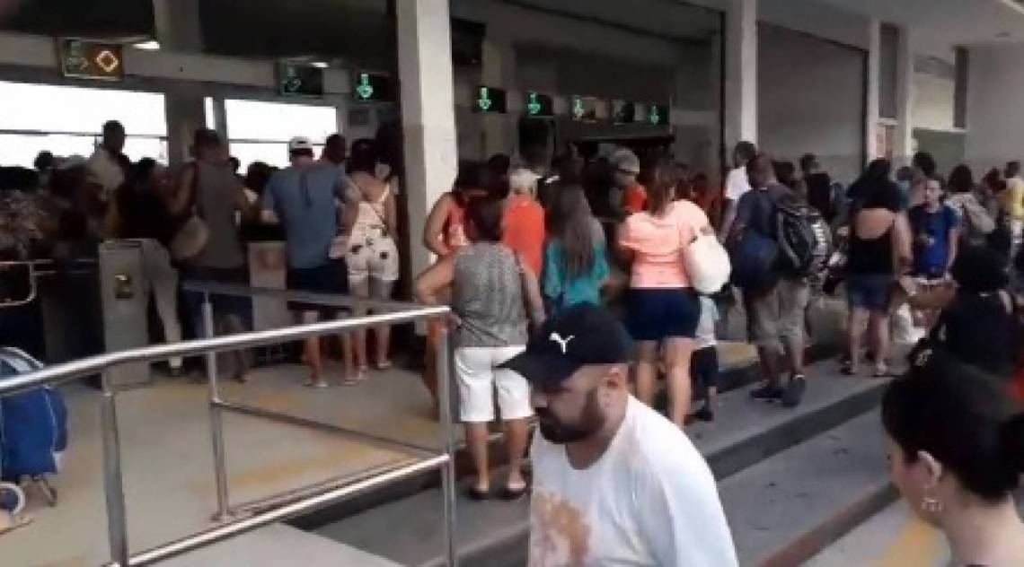 Moradores e turistas reclamavam do tempo de espera e alegavam que não tinha muitos lugares para esperar as barcas