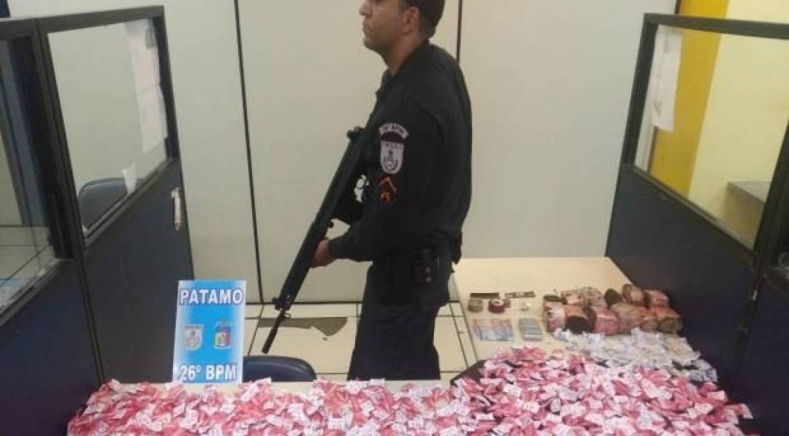 As drogas estavam escondidas num barril enterrado em área de mata fechada no bairro Sargento Boening - Divulgação/Polícia Militar