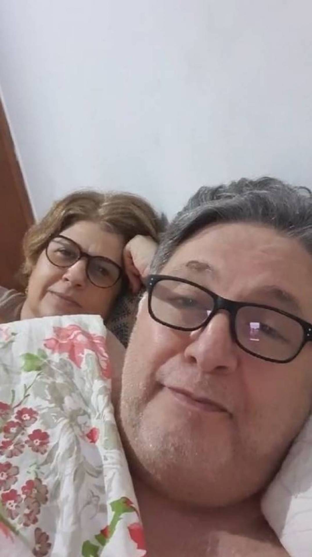 Ex-governador publicou a live com a legenda 'Papo de Casal com Garotinho e Rosinha