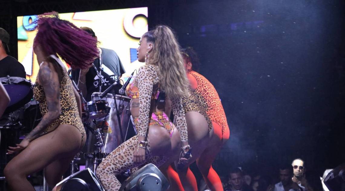 Anitta no ensaio de seu bloco de Carnaval