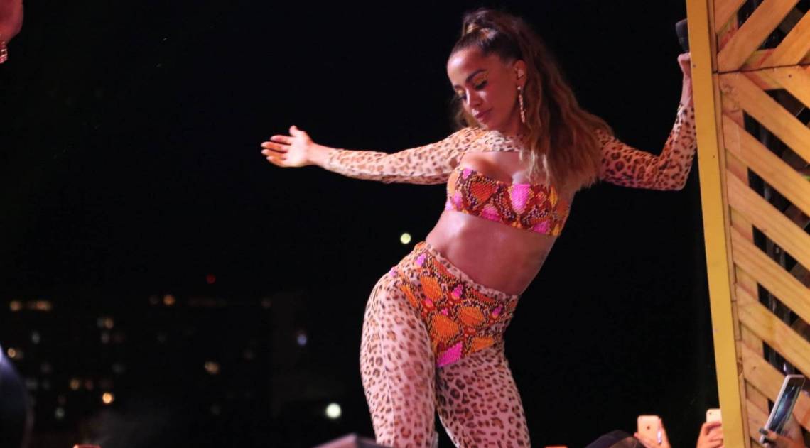 Anitta no ensaio de seu bloco de Carnaval
