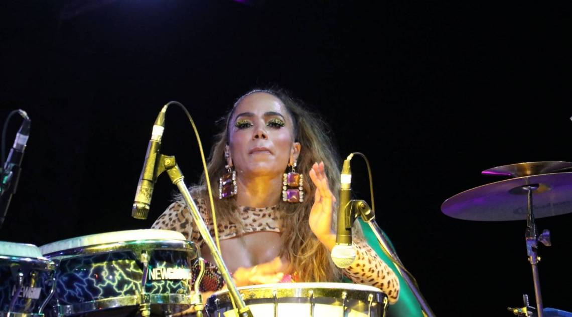Anitta no ensaio de seu bloco de Carnaval