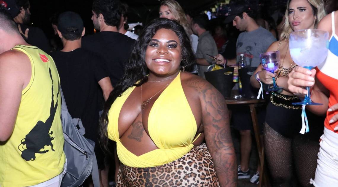 Anitta no ensaio de seu bloco de Carnaval