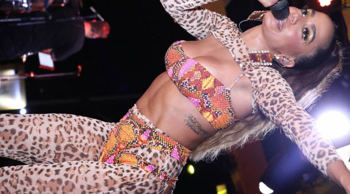 Anitta no ensaio de seu bloco de Carnaval