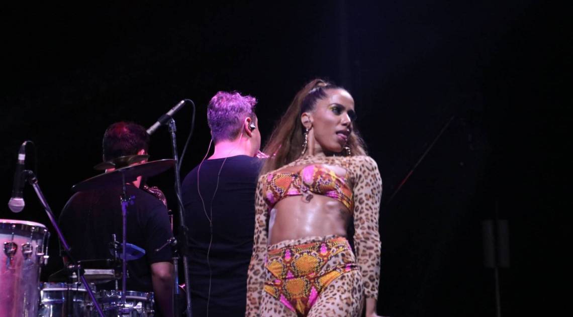 Anitta no ensaio de seu bloco de Carnaval