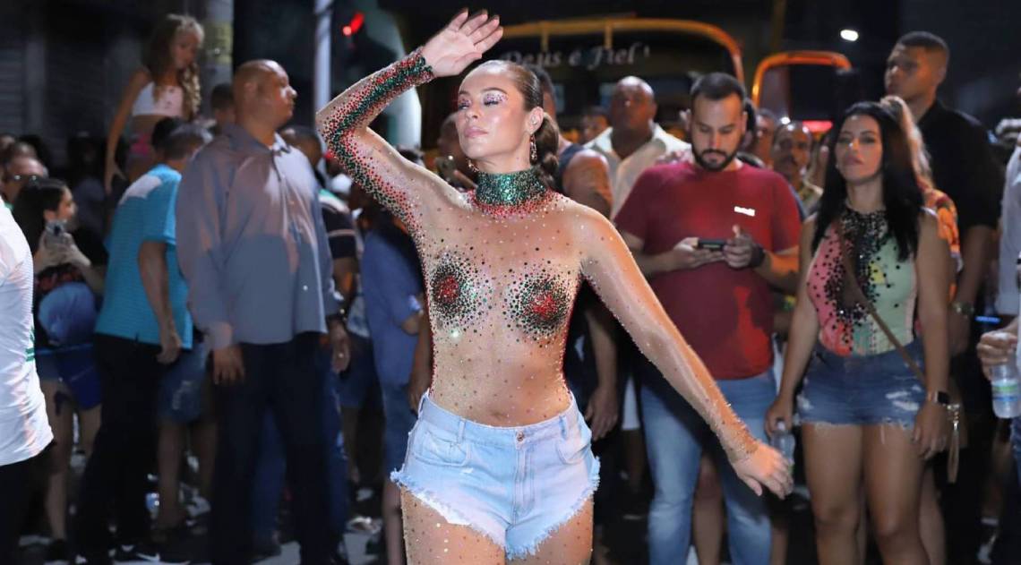 Paolla Oliveira no ensaio da Grande Rio