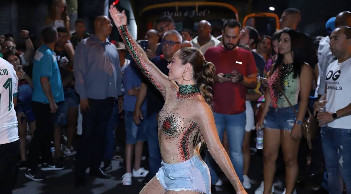 Paolla Oliveira no ensaio da Grande Rio