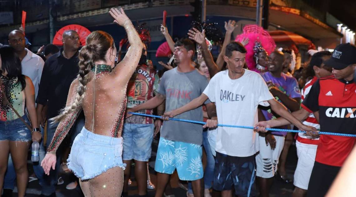 Paolla Oliveira no ensaio da Grande Rio