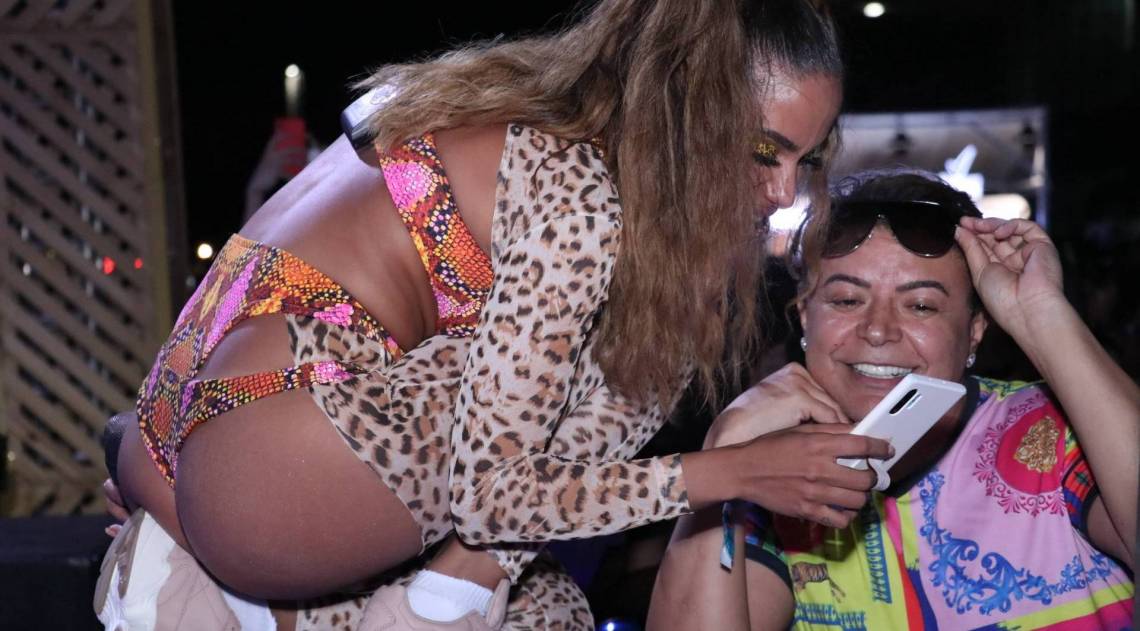 Anitta no ensaio de seu bloco de Carnaval