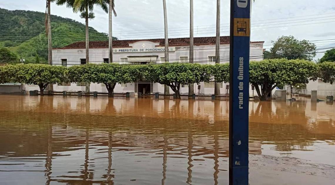 Segundo a prefeitura, 85% da cidade de Porciúncula ficou submersa após chuvas que transbordaram Rio Carangola - Divulgação