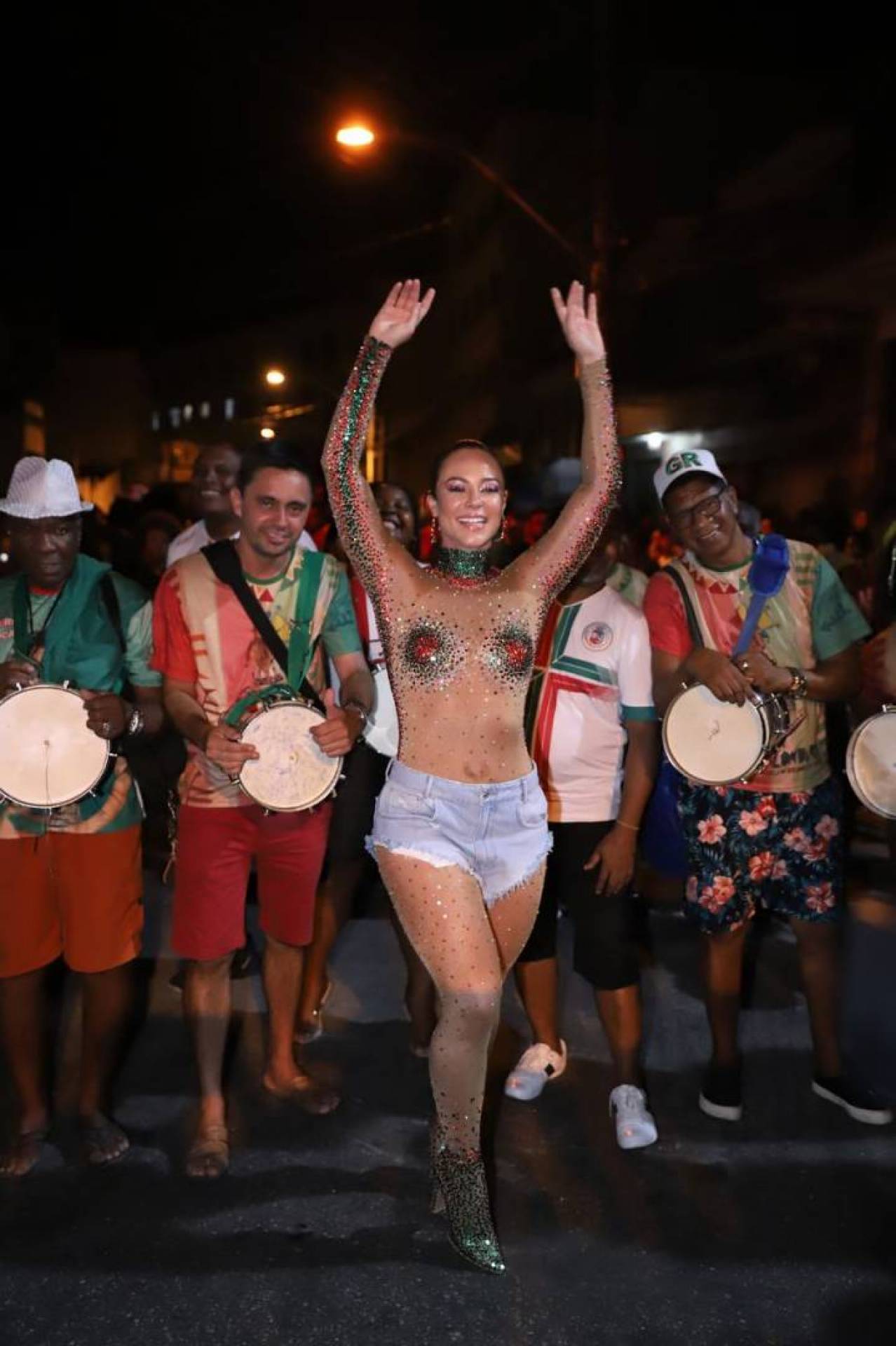 Paolla Oliveira no ensaio de rua da Grande Rio, em Caxias