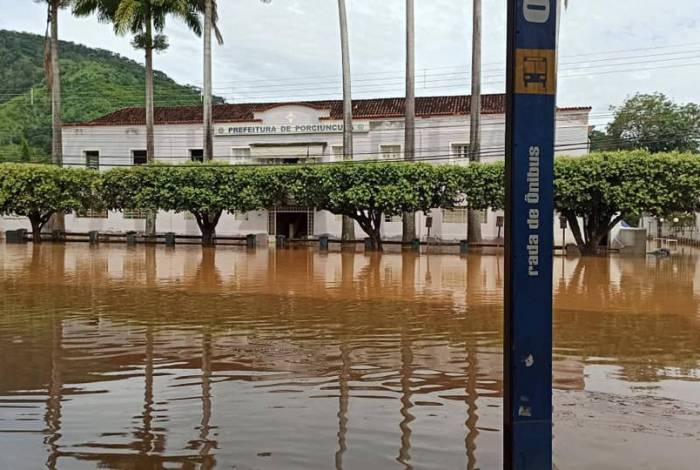 Segundo a prefeitura, 85% da cidade de Porciúncula ficou submersa após chuvas que transbordaram Rio Carangola