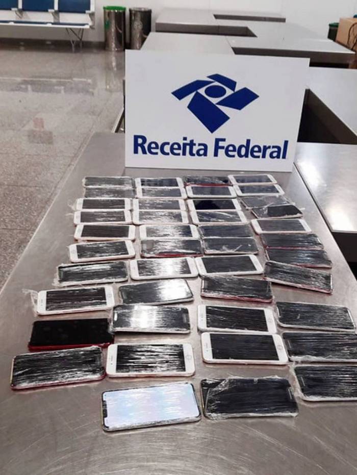 Receita Federal apreende 43 iPhones com passageiro no Aeroporto do Galeão