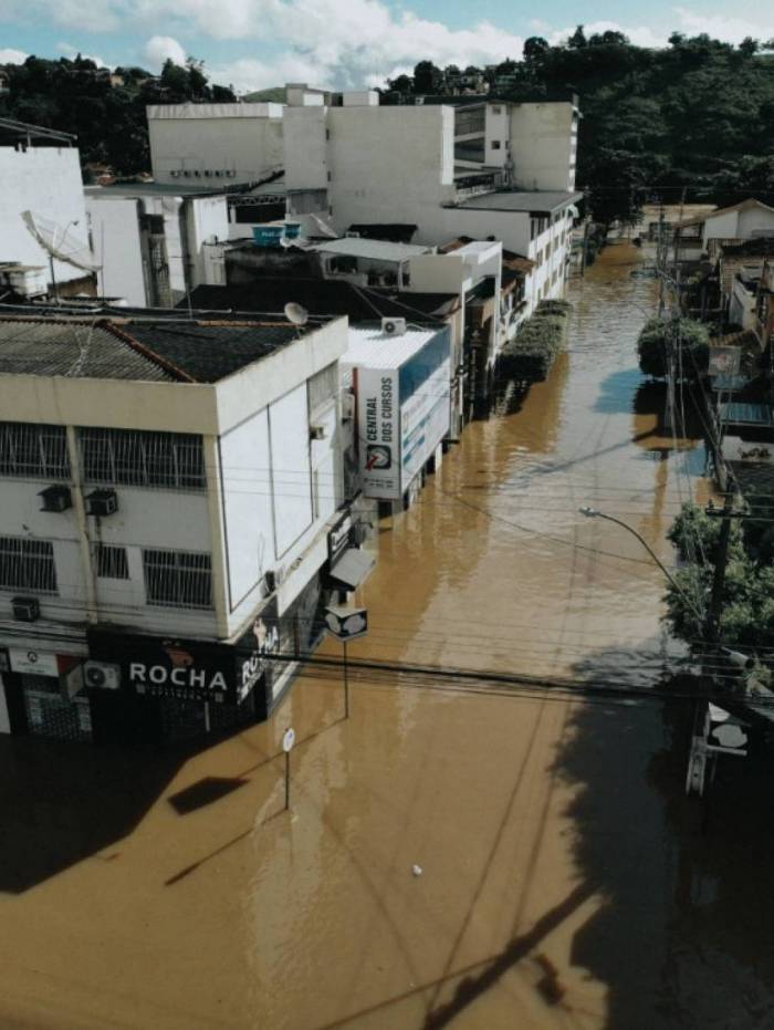 Em Itaperuna, no Noroeste, as fortes chuvas deixaram ruas alagadas

