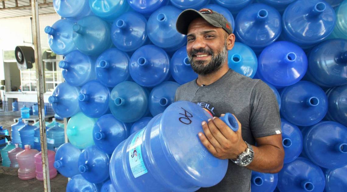 Rio, 28/01/2020 - Matéria na fábrica engarrafadora de águas mineiras Santa Cruz, em Água Santa. Na foto, Fernando Massulo. Foto: Estefan Radovicz / Agencia O Dia