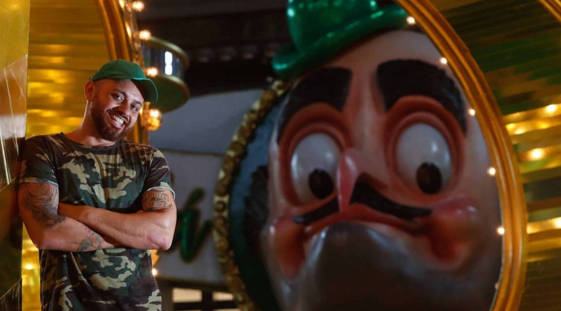 Leandro Vieira posa no barrac&atilde;o da Imperatriz Leopoldinense. No fim do desfile, Lamartine ser&aacute; lembrado em uma escultura - Gilvan de Souza/Ag&ecirc;ncia O Dia