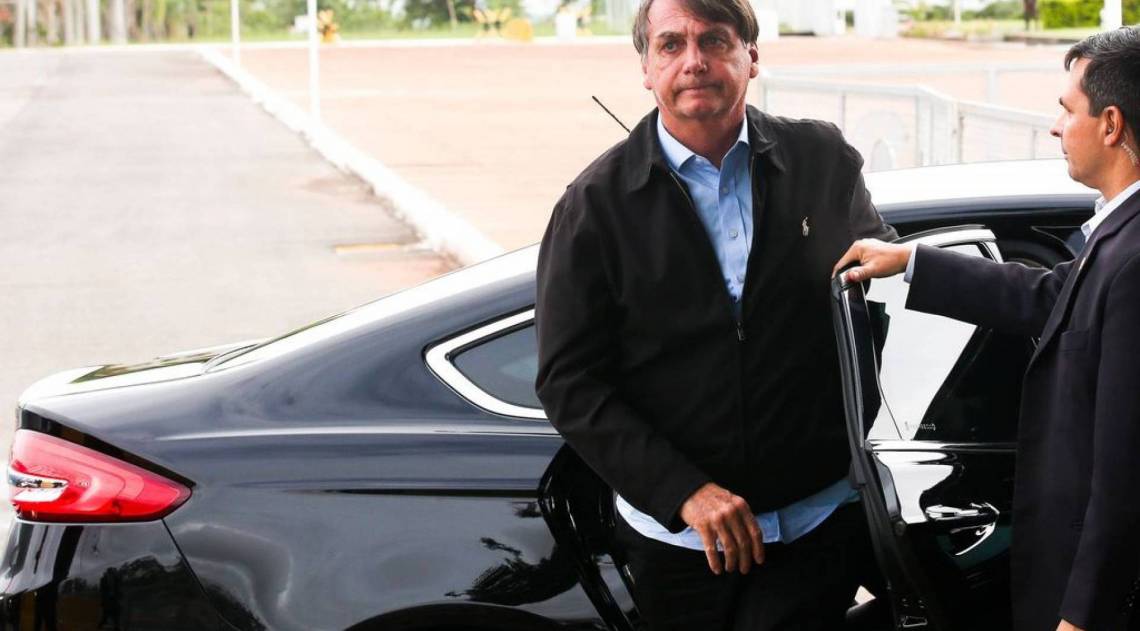 Presidente Jair Bolsonaro fala à imprensa  ao chegar no Palácio da Alvorada