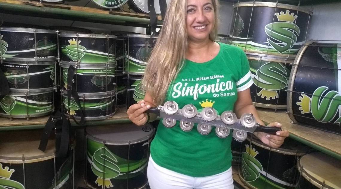 A professora de Literatura Fabiane Brum é a primeira mulher a comandar, sozinha, a bateria do Mestre Gilmar, em um ensaio