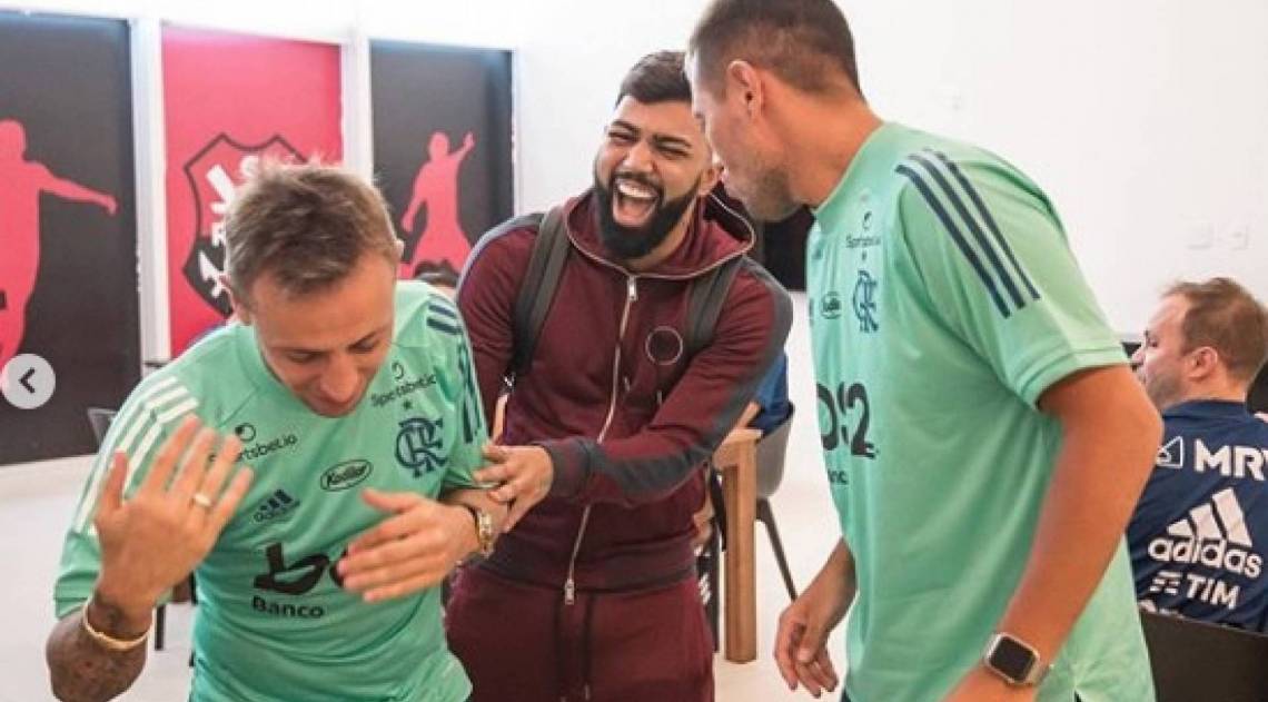 Em casa: Gabigol foi recebido pelos companheiros com muitas brincadeiras e risadas