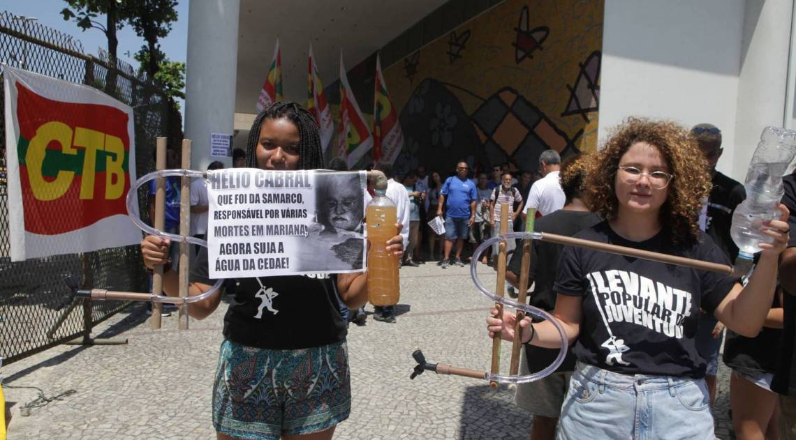 Grupo protestou em frente &agrave; Cedae contra privatiza&ccedil;&atilde;o da empresa e m&aacute; qualidade da &aacute;gua - Ricardo Cassiano/Ag&ecirc;ncia O Dia