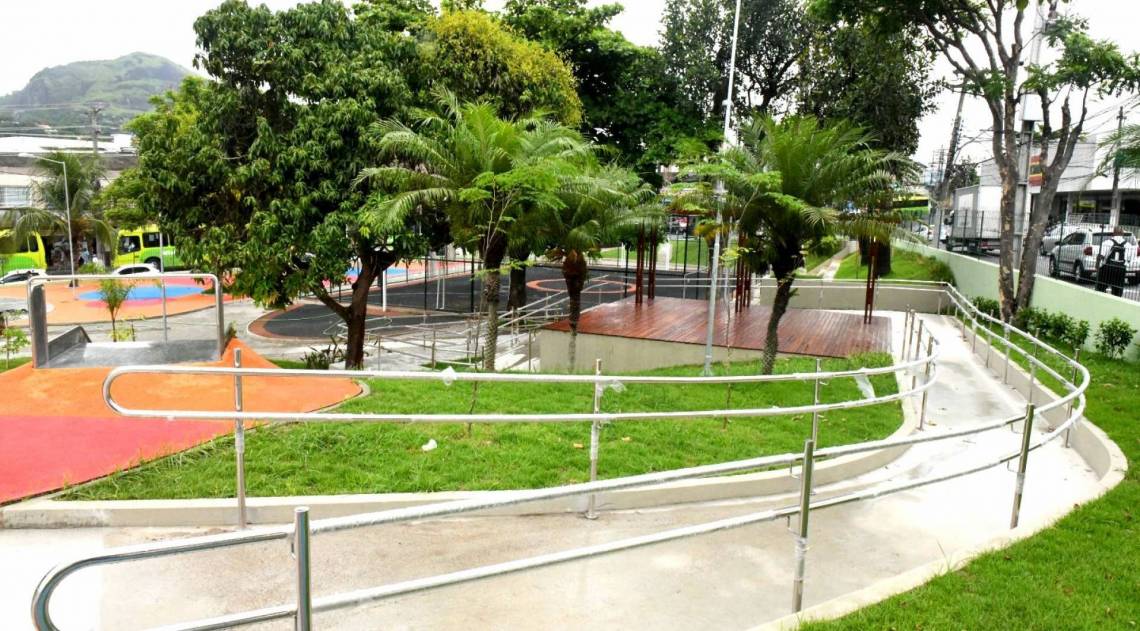 Nesta semana as equipes trabalham na pintura do piso, instalaÃ§Ã£o dos bancos e brinquedos, jardinagem e colocaÃ§Ã£o da grama sintÃ©tica - Leonardo SimplÃ­cio